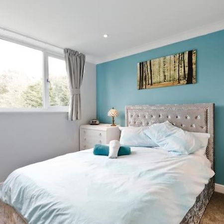 Stayinwoking At 30 Woodlands Horsell 외부 사진