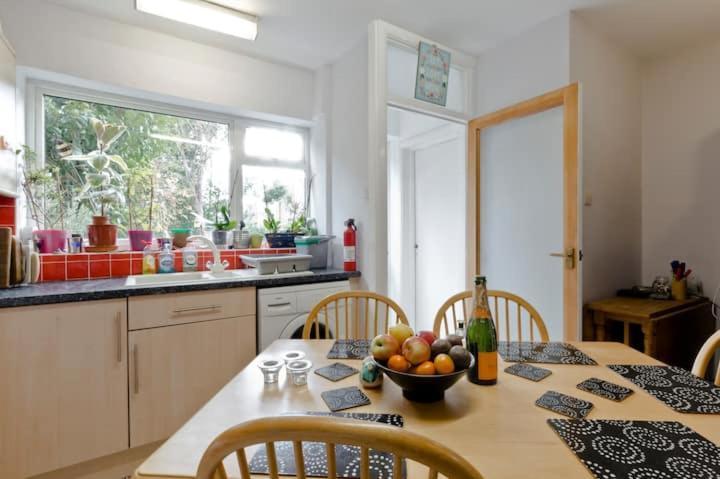 Stayinwoking At 30 Woodlands Horsell 외부 사진