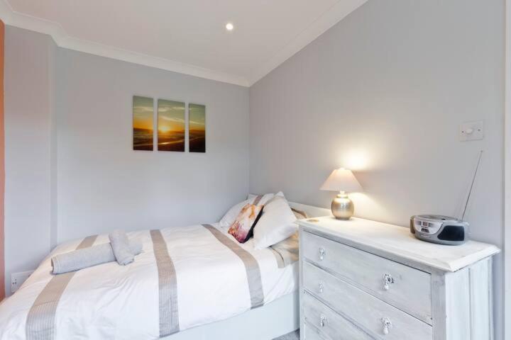 Stayinwoking At 30 Woodlands Horsell 외부 사진