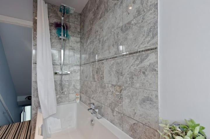 Stayinwoking At 30 Woodlands Horsell 외부 사진