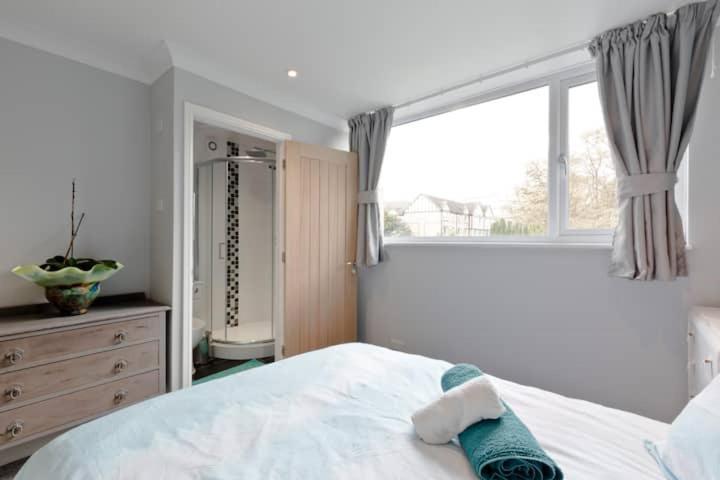 Stayinwoking At 30 Woodlands Horsell 외부 사진