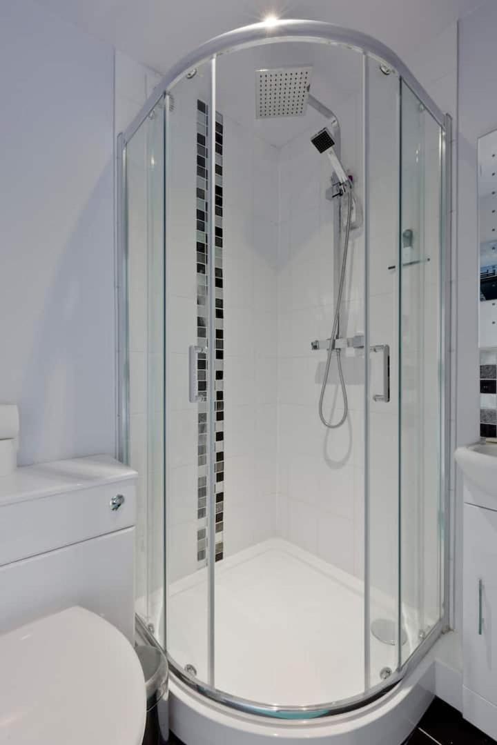 Stayinwoking At 30 Woodlands Horsell 외부 사진
