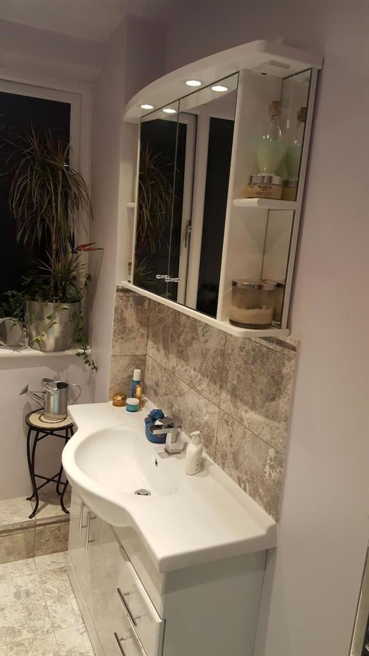 Stayinwoking At 30 Woodlands Horsell 외부 사진