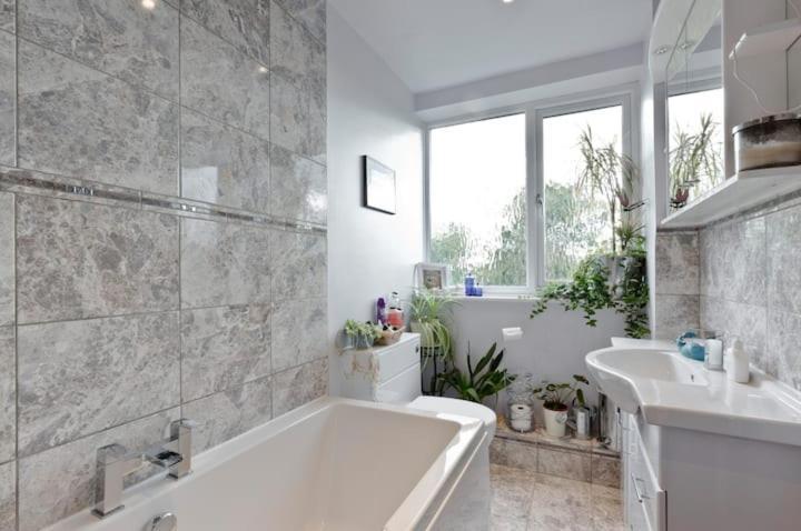 Stayinwoking At 30 Woodlands Horsell 외부 사진