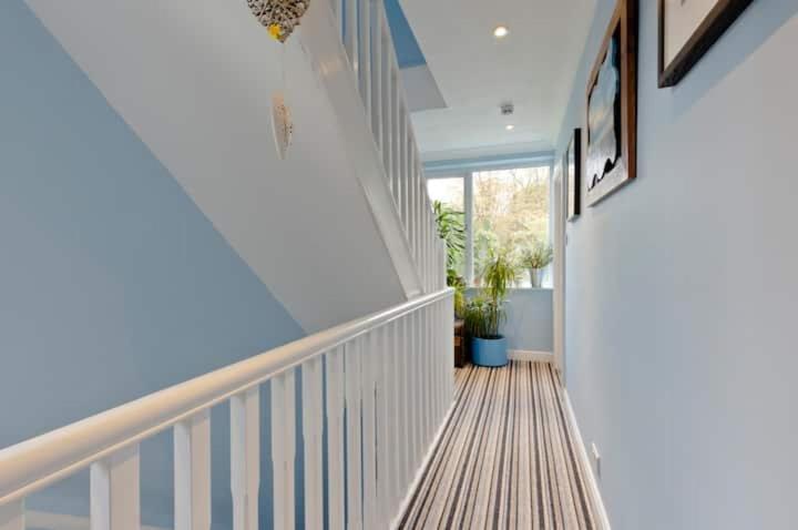 Stayinwoking At 30 Woodlands Horsell 외부 사진