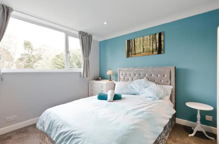 Stayinwoking At 30 Woodlands Horsell 외부 사진